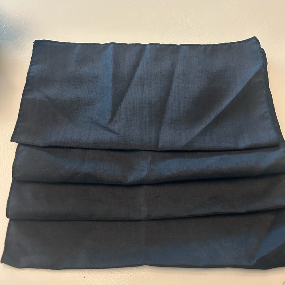 Four black cloth napkins - Picture 3 of 3